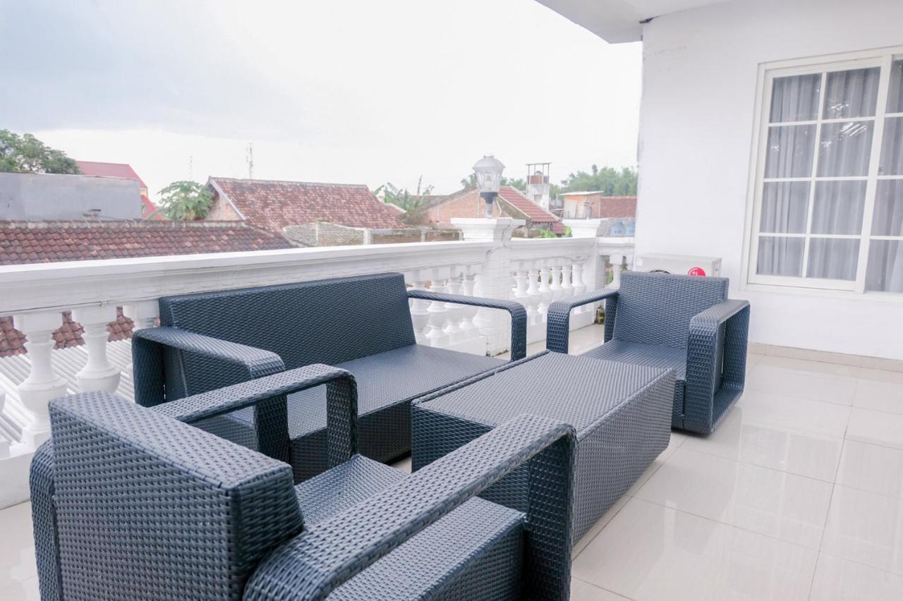 Oyo 696 Hasanah Guest House Syariah De Saphire Μαλάνγκ Εξωτερικό φωτογραφία