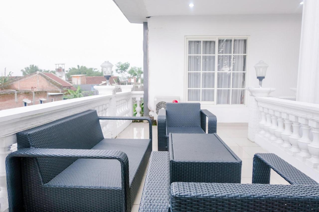 Oyo 696 Hasanah Guest House Syariah De Saphire Μαλάνγκ Εξωτερικό φωτογραφία