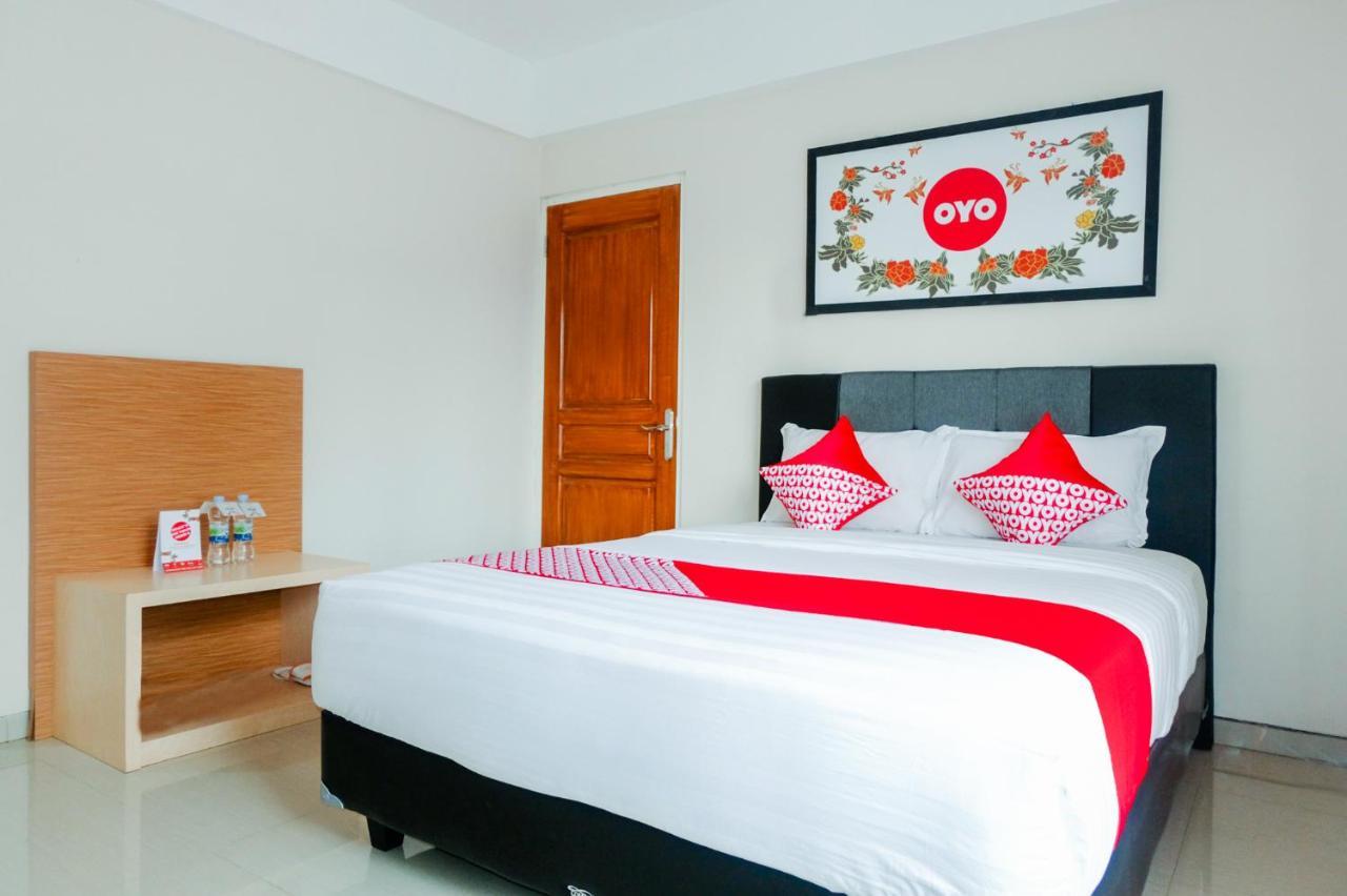 Oyo 696 Hasanah Guest House Syariah De Saphire Μαλάνγκ Εξωτερικό φωτογραφία
