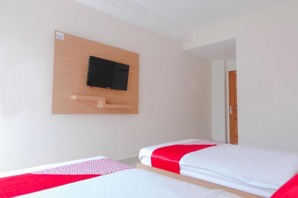 Oyo 696 Hasanah Guest House Syariah De Saphire Μαλάνγκ Εξωτερικό φωτογραφία