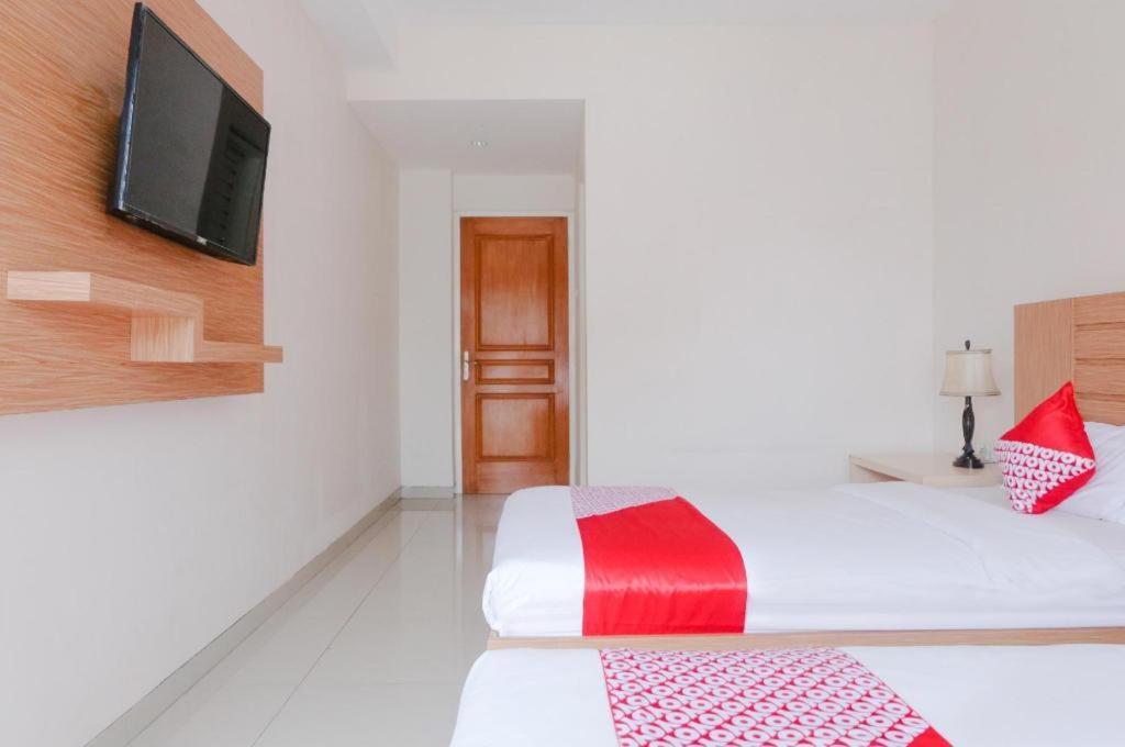 Oyo 696 Hasanah Guest House Syariah De Saphire Μαλάνγκ Εξωτερικό φωτογραφία